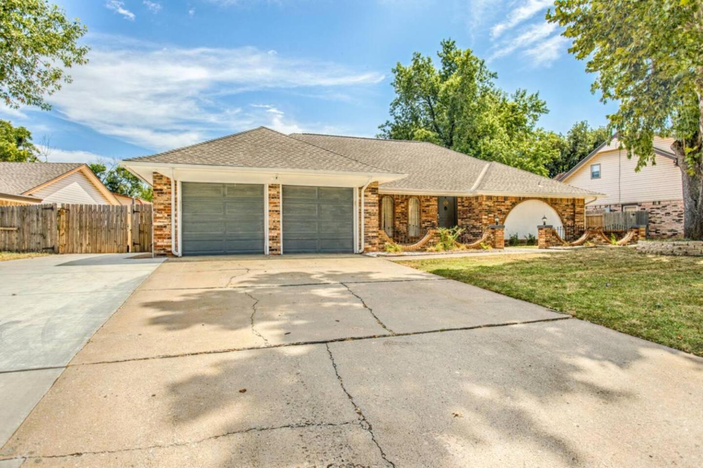 New Hummingbird Haven - Nw Okc, Billiards, Firepit Villa Oklahoma City Exterior photo